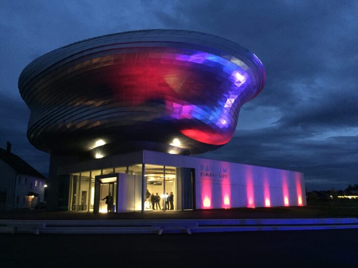 Paneum Halbtotale beleuchtet am Abend