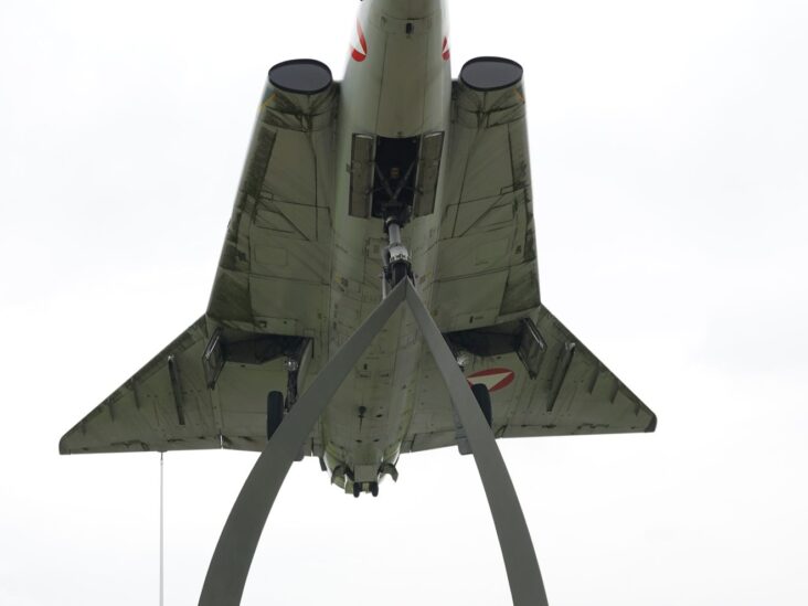 Ansicht von unten auf das Austellungsobjekt