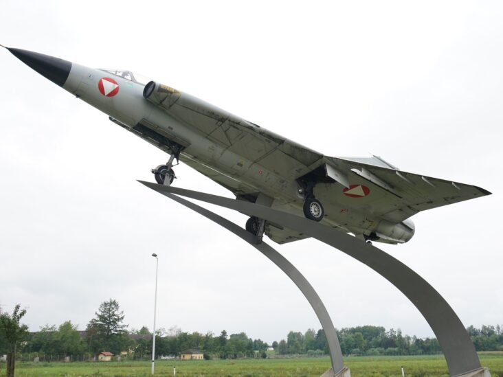 Ansicht von schräg unten auf das Austellungsobjekt