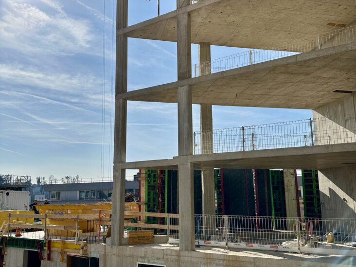 Ansicht der Baustelle bei einer Begehung