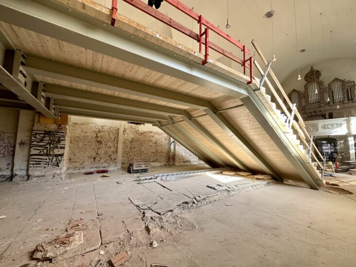 Innenansicht der Baustelle mit Stiege
