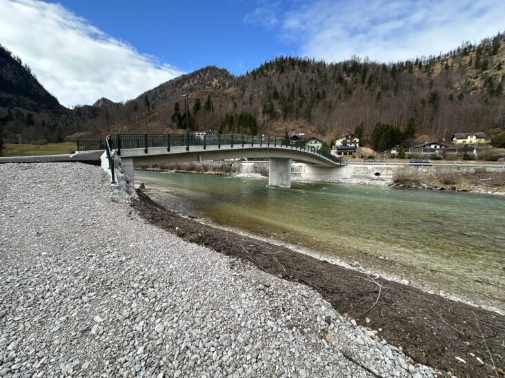 Frontale Ansicht der fertiggestellten Brücke