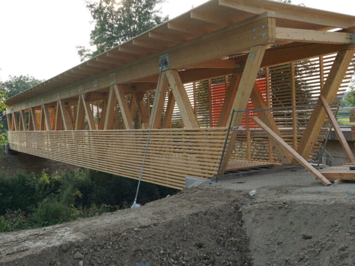 Seitenansicht vom Ufer aus